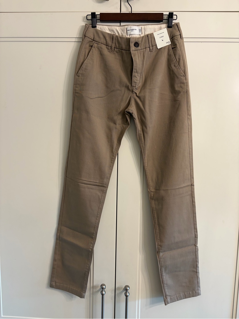 NWT Abercrombie Boys Classic Taupe Chinos, size 15/16 Long